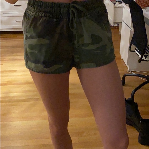Aritzia Camo Shorts - Picture 5 of 5